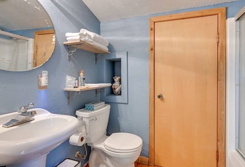 The Lodge On Lake 13  Private Lakefront Retreat!