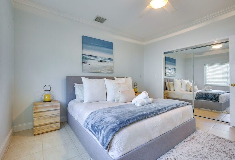 Canal Access & Pool: Lighthouse Point Getaway!