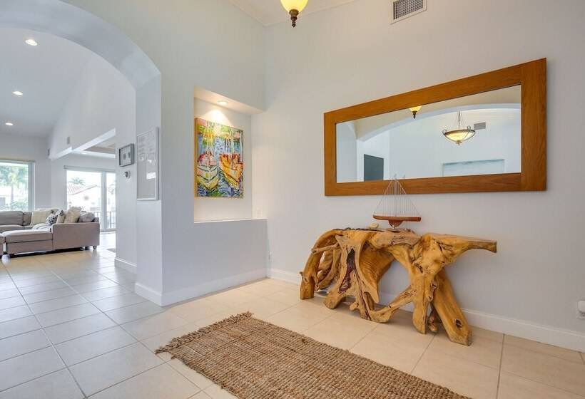 Canal Access & Pool: Lighthouse Point Getaway!