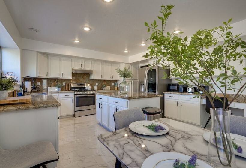 Luxury Goodyear Home W/ Private Pool + Pickleball!