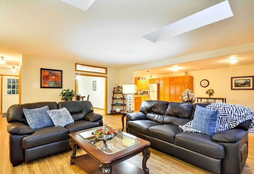 Milwaukie Home W/ Covered Porch: Dogs Welcome!