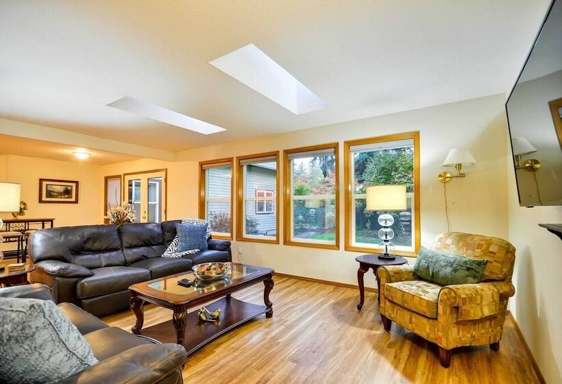 Milwaukie Home W/ Covered Porch: Dogs Welcome!