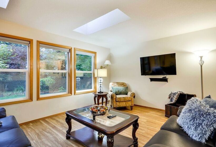 Milwaukie Home W/ Covered Porch: Dogs Welcome!