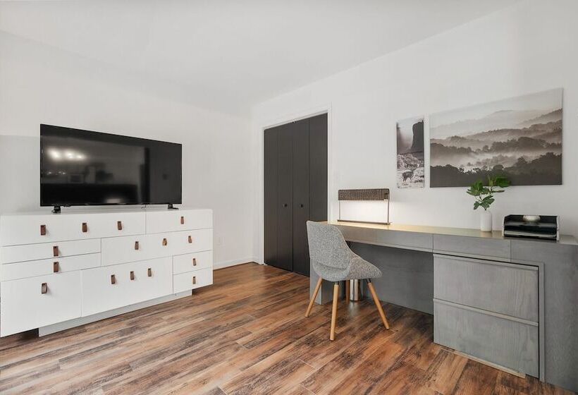 Modern Mountain Cabin By Avantstay Hot Tub