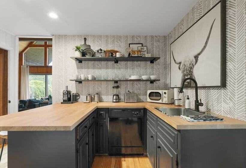 Modern Mountain Cabin By Avantstay Hot Tub