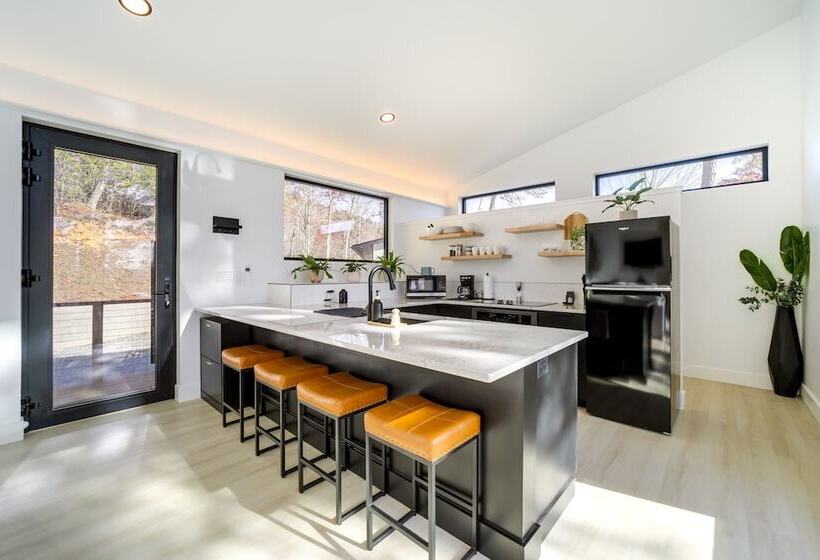 Modern Mountain View Sanctuary In Pisgah Forest