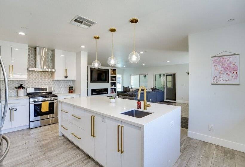 Modern Palm Springs Home W/ Pool & Gas Fire Pit!