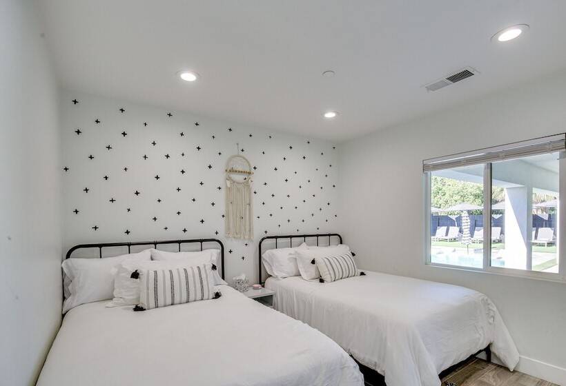 Modern Palm Springs Home W/ Pool & Gas Fire Pit!