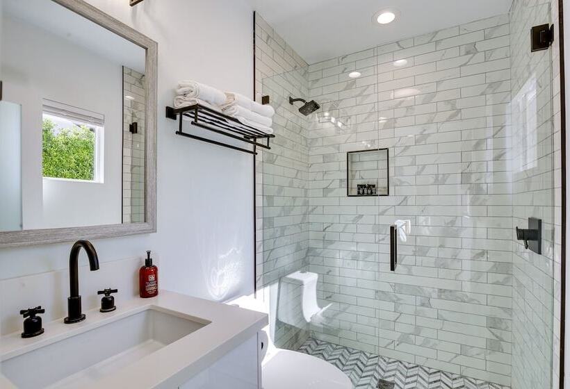 Modern Palm Springs Home W/ Pool & Gas Fire Pit!