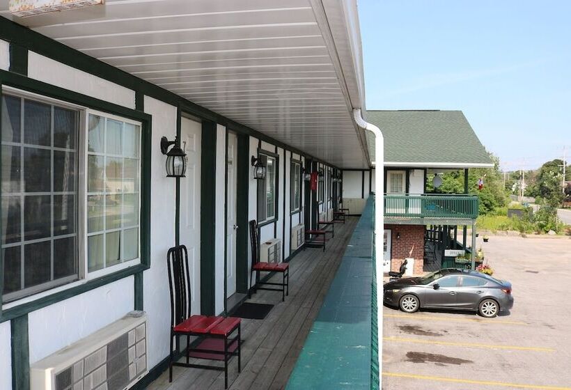 فندق على الطريق Fenelon Inn