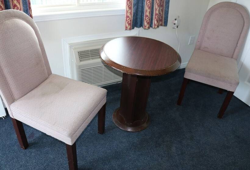 فندق على الطريق Fenelon Inn