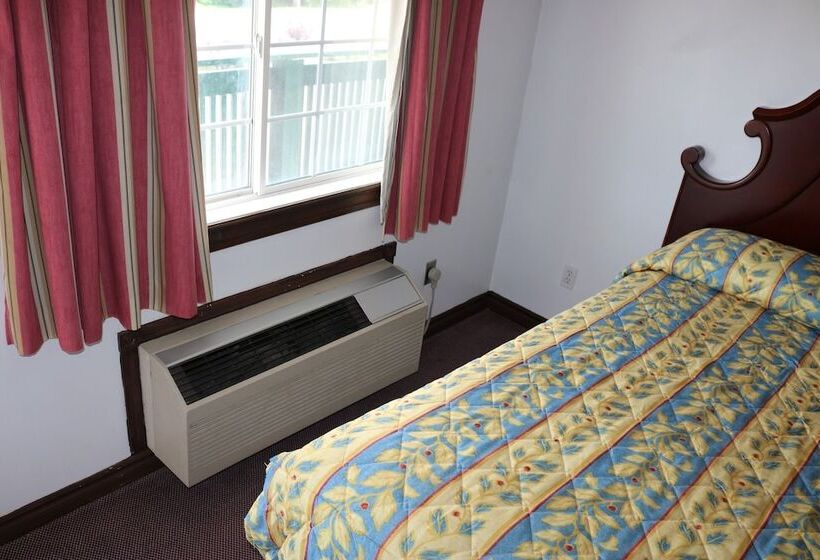 فندق على الطريق Fenelon Inn