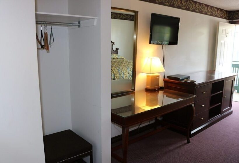 فندق على الطريق Fenelon Inn