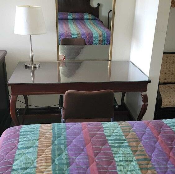 فندق على الطريق Fenelon Inn