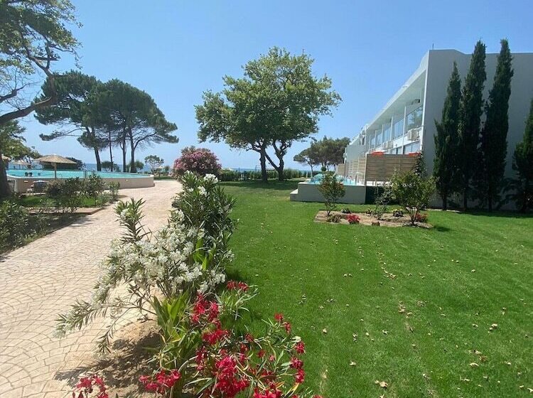 בית מלון כפרי Ninos Grand Beach Resort