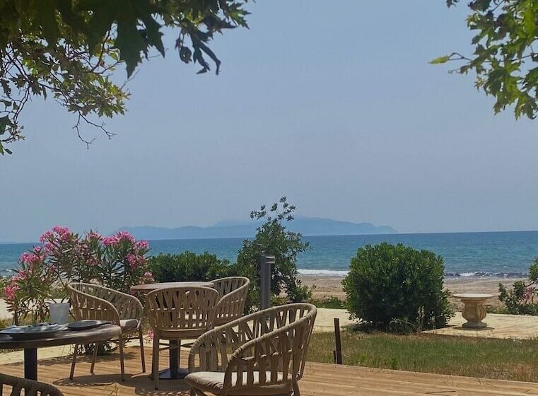 בית מלון כפרי Ninos Grand Beach Resort