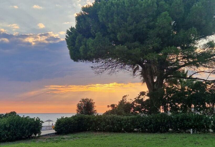 בית מלון כפרי Ninos Grand Beach Resort