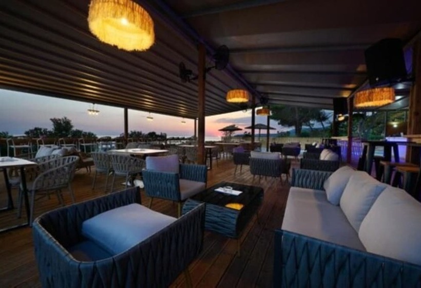 בית מלון כפרי Ninos Grand Beach Resort