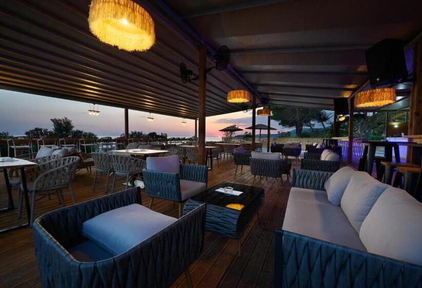 בית מלון כפרי Ninos Grand Beach Resort