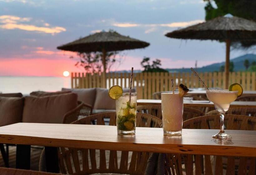 בית מלון כפרי Ninos Grand Beach Resort