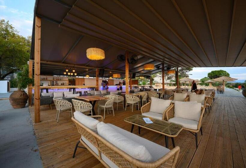 בית מלון כפרי Ninos Grand Beach Resort