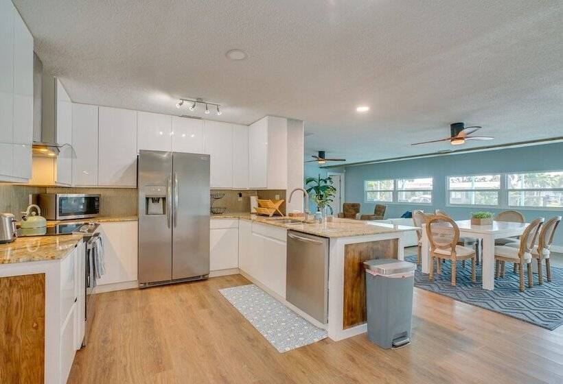 North Fort Myers Home W/ Hot Tub & Boat Dock