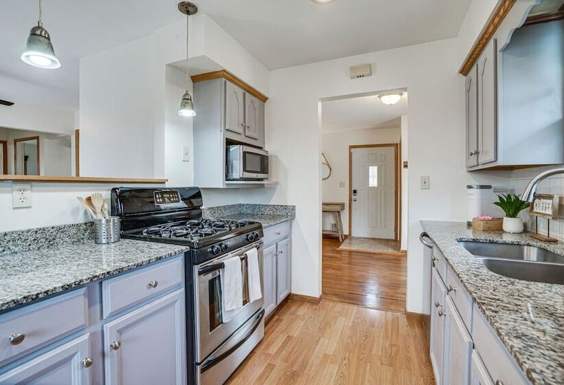 Oakdale Home W/ Deck   7 Mi To Downtown St Paul!