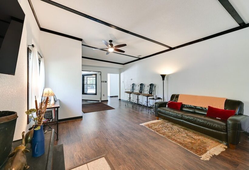 Peaceful Flower Mound Home W/ Patio On 4 Acres!