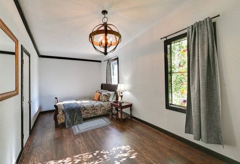 Peaceful Flower Mound Home W/ Patio On 4 Acres!