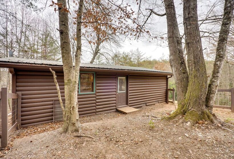 Peaceful Warne Cabin: Fenced Yard & Screened Porch