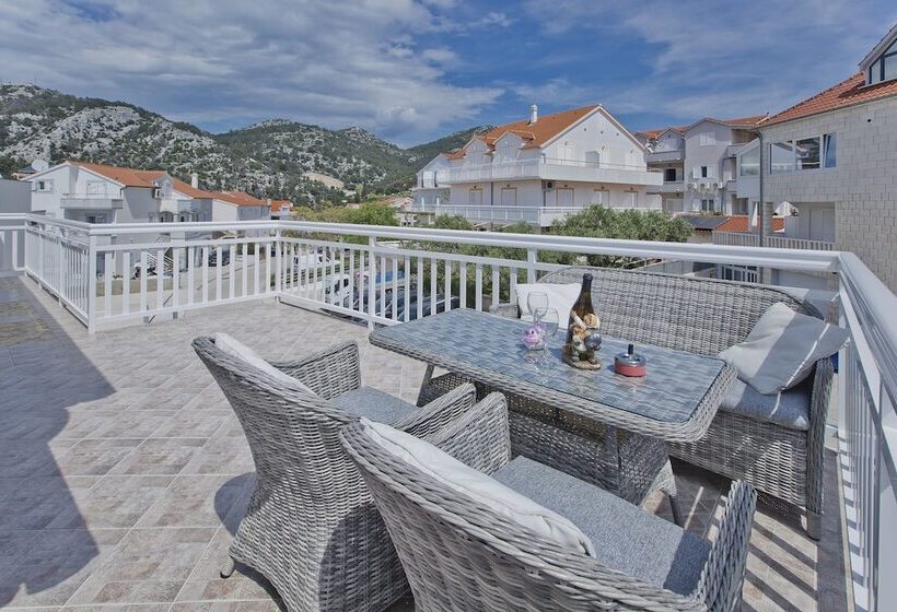 펜션 Apartmani Kresic 1