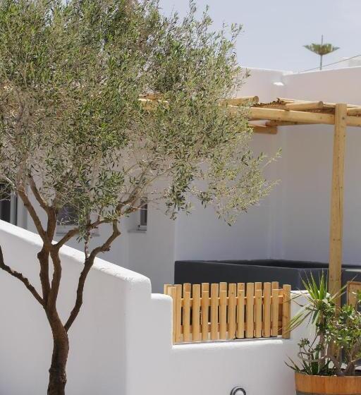 פנסיון Athiri Luxury Suites