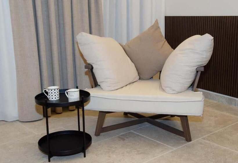 פנסיון Leone Suites