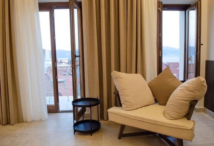 פנסיון Leone Suites