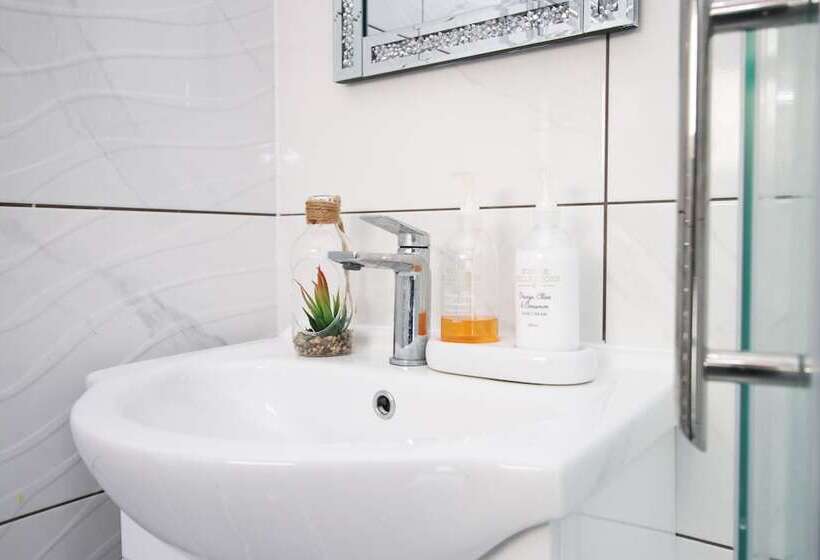 膳宿费 Cardiff Private Double Rooms With Shared Bathroom Wi Fi And Free On Street Parking