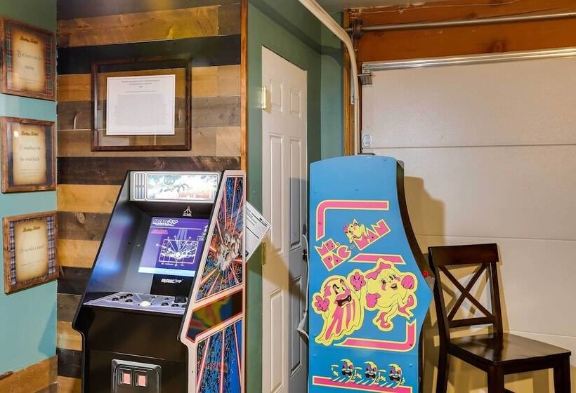 Pet Friendly Cabin W/ Fire Pit & Game Room!