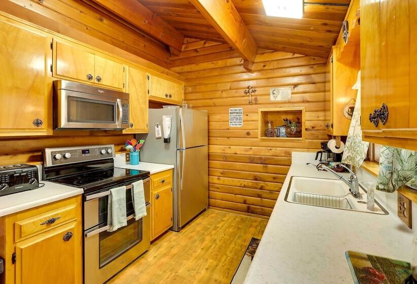 Pet Friendly Cabin W/ Fire Pit & Game Room!