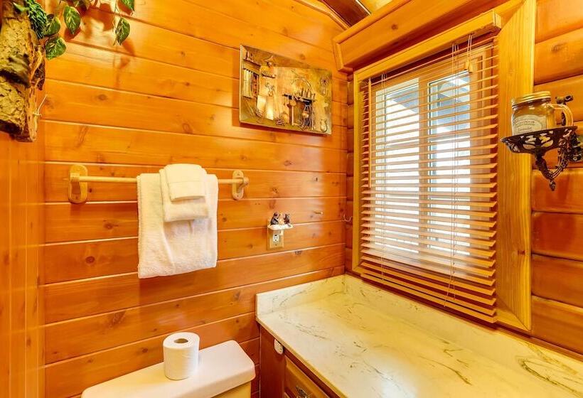 Pet Friendly Cabin W/ Fire Pit & Game Room!
