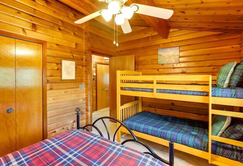 Pet Friendly Cabin W/ Fire Pit & Game Room!