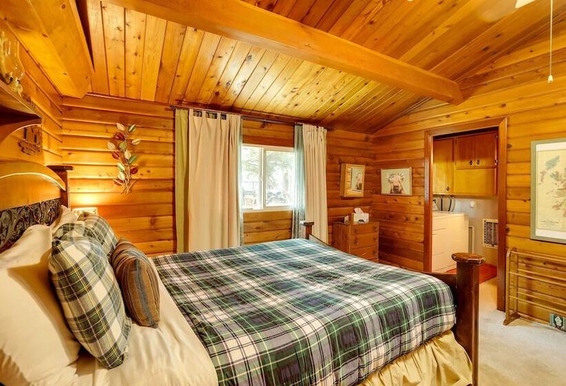 Pet Friendly Cabin W/ Fire Pit & Game Room!