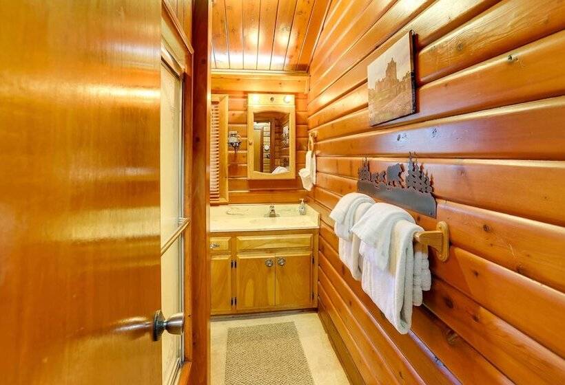 Pet Friendly Cabin W/ Fire Pit & Game Room!