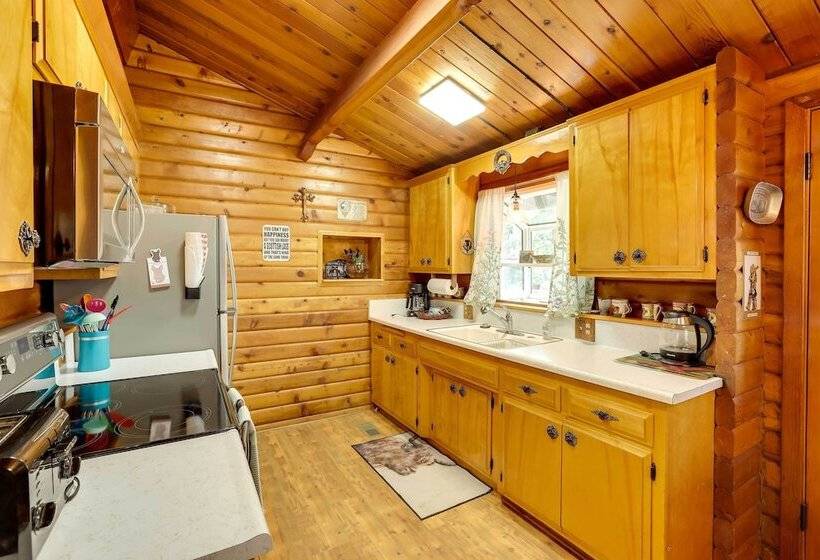 Pet Friendly Cabin W/ Fire Pit & Game Room!