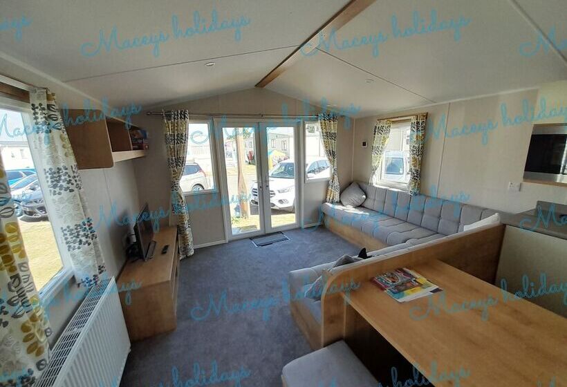 Pet Friendly Caravan In Walton On The Naze