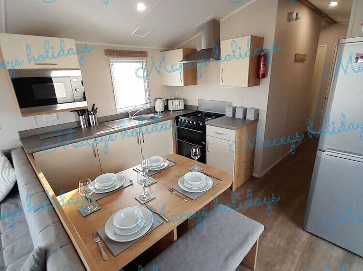 Pet Friendly Caravan In Walton On The Naze