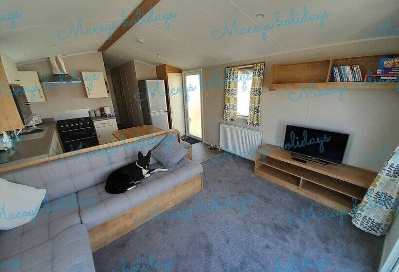 Pet Friendly Caravan In Walton On The Naze