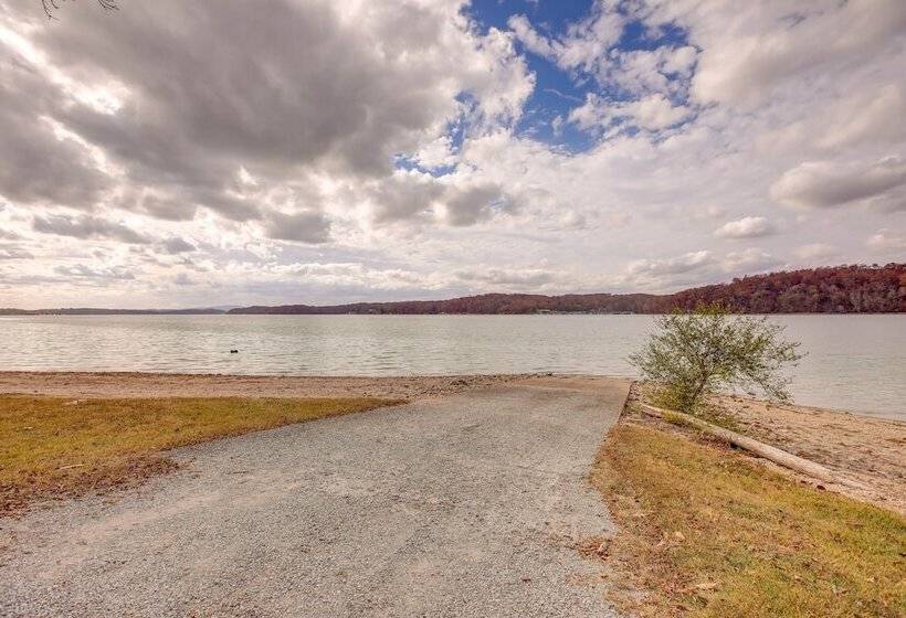 Pet Friendly Chattanooga Cabin W/ Hot Tub & Kayaks