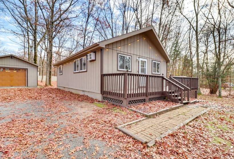 Pet Friendly Cottage In The Poconos W/ Hot Tub!