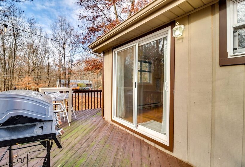 Pet Friendly Cottage In The Poconos W/ Hot Tub!