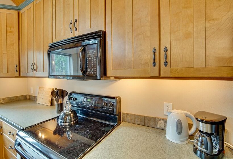 1 Mi To Lake Easton: Cabin W/ Fire Pit + Deck!