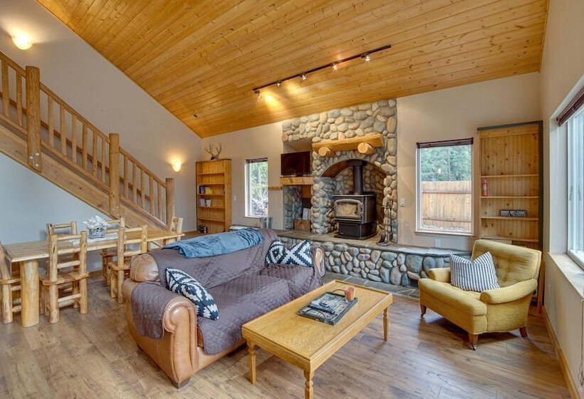 1 Mi To Lake Easton: Cabin W/ Fire Pit + Deck!